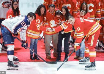 Suigrač Johnnyja Gaudreaua plače dok se pokojnoj NHL zvijezdi i bratu odaje počast nakon što ih je ubio pijani vozač