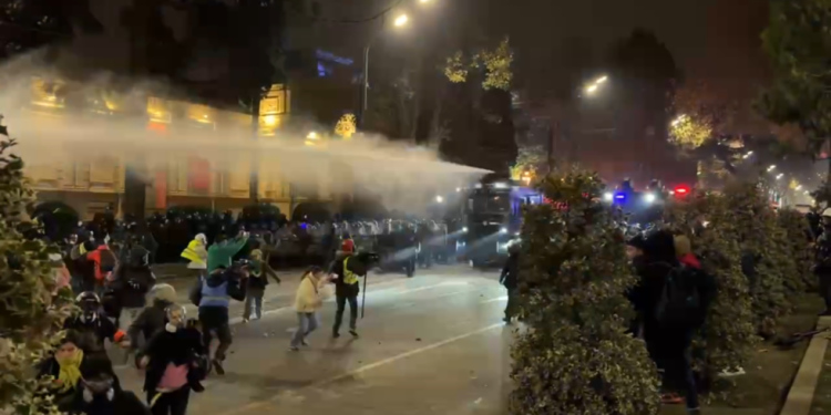 Sukob gruzijske interventne policije i prosvjednika (VIDEO) — RT Rusija i bivši Sovjetski Savez