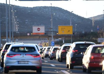 Svi žure na utakmicu, na cesti se stvaraju gužve. Prekinut promet na brzoj cesti, obilazi se starom kliškom