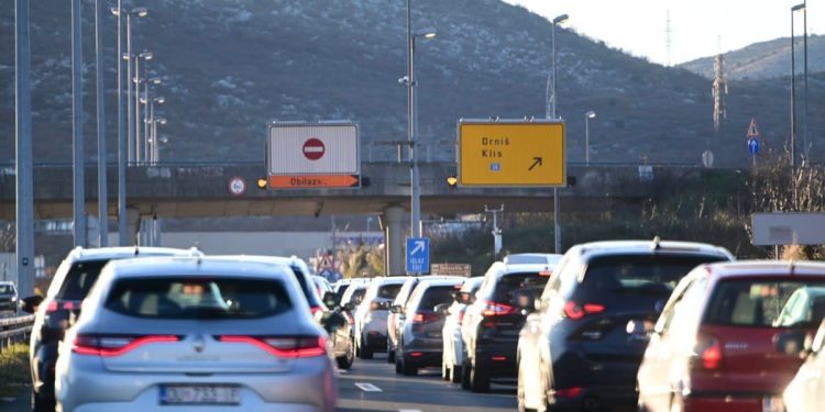 Svi žure na utakmicu, na cesti se stvaraju gužve. Prekinut promet na brzoj cesti, obilazi se starom kliškom