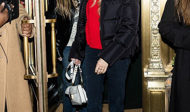 Sydney Sweeney prekriva se u velikoj kožnoj jakni dok se pridružuje kolegici Amandi Seyfried na večeri nakon što je uzvratila udarac trolovima koji su kritizirali njezino tijelo u bikiniju