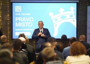 ‘TU JE TVOJ DOM’ Novi korisnici potpisali ugovore, nastavlja se poznati projekt Splitsko-dalmatinske županije. Župan Boban ponosan: “Popravit ćemo demografsku sliku cijele Zagore”