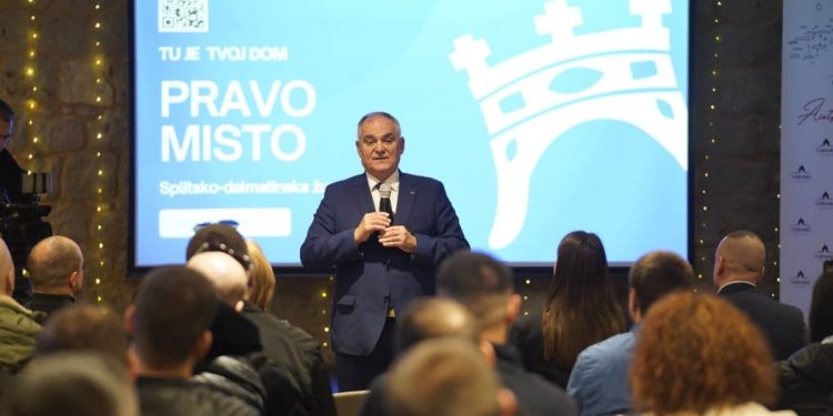 ‘TU JE TVOJ DOM’ Novi korisnici potpisali ugovore, nastavlja se poznati projekt Splitsko-dalmatinske županije. Župan Boban ponosan: “Popravit ćemo demografsku sliku cijele Zagore”