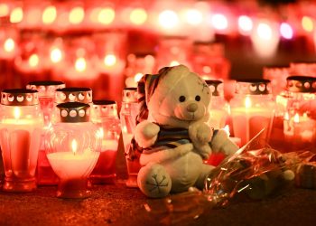 TUŽNI PRIZORI Građani se okupljaju u Prečkom: Ostavljaju svijeće, igračke, cvijeće… | NACIONAL.HR