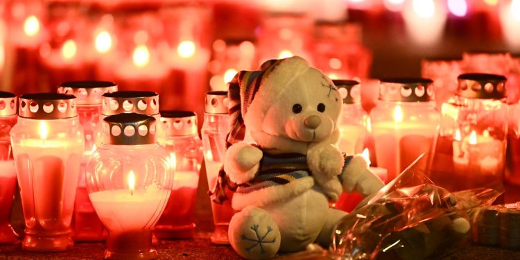 TUŽNI PRIZORI Građani se okupljaju u Prečkom: Ostavljaju svijeće, igračke, cvijeće… | NACIONAL.HR