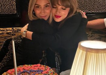 Taylor Swift snažno grli prijateljicu Ashley Avignone dok slavi njezin 40. rođendan u New Yorku