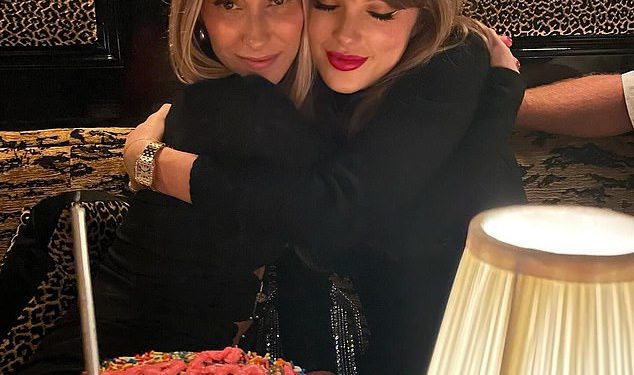 Taylor Swift snažno grli prijateljicu Ashley Avignone dok slavi njezin 40. rođendan u New Yorku