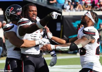 Teksaška zvijezda Azeez Al-Shaair prekida šutnju nakon brutalnog napada na Jaguars QB Trevora Lawrencea