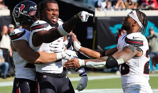 Teksaška zvijezda Azeez Al-Shaair prekida šutnju nakon brutalnog napada na Jaguars QB Trevora Lawrencea