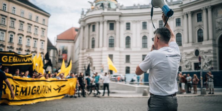 This man believes he has a plan to solve the refugee crisis in the EU — RT World News