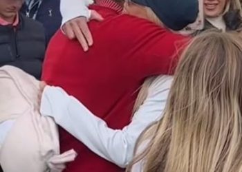 Tiger Woods grli bivšu suprugu Elin Nordegren nakon natjecanja s njihovim sinom Charliejem na golf turniru u Floridi