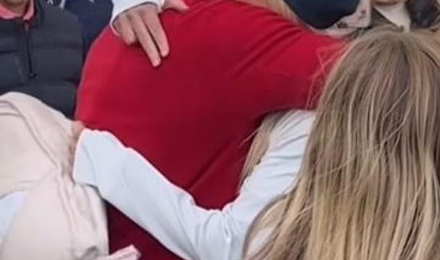 Tiger Woods grli bivšu suprugu Elin Nordegren nakon natjecanja s njihovim sinom Charliejem na golf turniru u Floridi