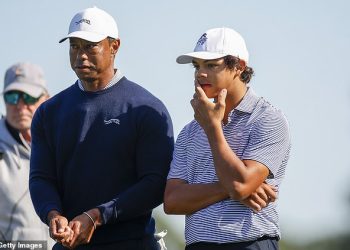 Tiger Woods i sin Charlie dijele vodstvo u PNC prvenstvu dok se najveća zvijezda golfa vraća sa šeste operacije