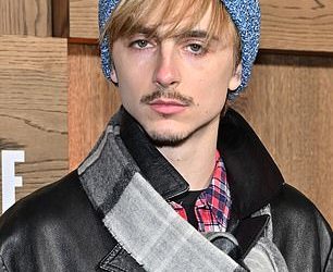 Timothee Chalamet je neprepoznatljiv u urnebesnoj ’emo’ odjeći Boba Dylana na premijeri filma A Complete Unknown u New Yorku