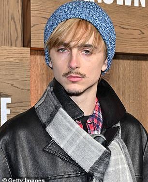 Timothee Chalamet je neprepoznatljiv u urnebesnoj ’emo’ odjeći Boba Dylana na premijeri filma A Complete Unknown u New Yorku