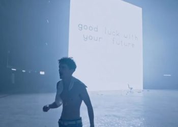 Timothee Chalamet pleše bez majice i razbija gitaru u bizarnom livestream videu