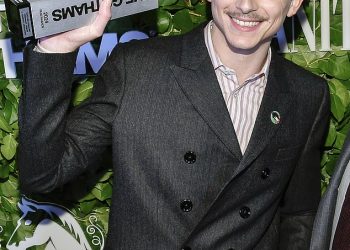 Timothee Chalamet preuzima nagradu Visionary Tribute za biografski film Boba Dylana A Complete Unknown zajedno sa svojom kolegicom Monicom Barbaro