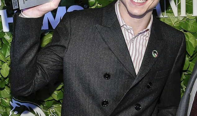 Timothee Chalamet preuzima nagradu Visionary Tribute za biografski film Boba Dylana A Complete Unknown zajedno sa svojom kolegicom Monicom Barbaro