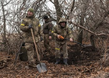 Tinejdžeri se spremaju pobjeći iz Ukrajine – The Times – RT World News
