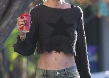 Tori Spelling pokazuje svoje zategnute trbušne mišiće nekoliko dana nakon što je otkrila šokantnu božićnu paniku s oružjem u dobi od 19 godina