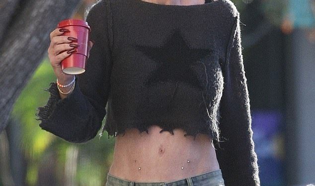 Tori Spelling pokazuje svoje zategnute trbušne mišiće nekoliko dana nakon što je otkrila šokantnu božićnu paniku s oružjem u dobi od 19 godina