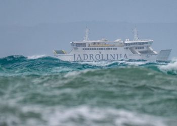 Trajekt Jadrolinije isplovio pa se vratio u luku. “Oglasili su se alarmi”