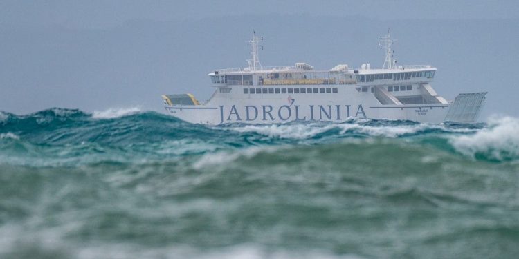 Trajekt Jadrolinije isplovio pa se vratio u luku. “Oglasili su se alarmi”