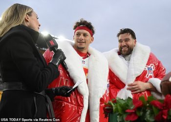 Travis Kelce dobiva emotivni božićni dar od 120.000 dolara od suigrača iz Chiefsa nakon što mu je opljačkana kuća vrijedna 6 milijuna dolara