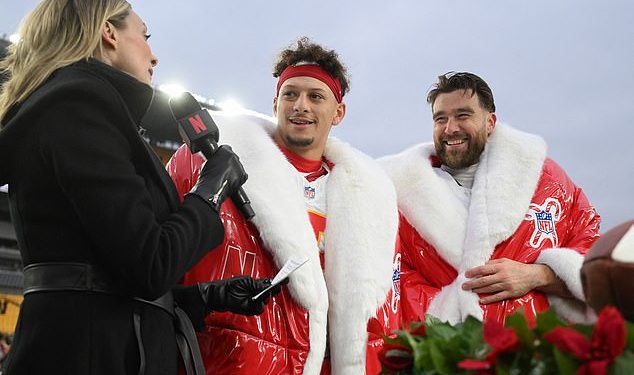 Travis Kelce dobiva emotivni božićni dar od 120.000 dolara od suigrača iz Chiefsa nakon što mu je opljačkana kuća vrijedna 6 milijuna dolara