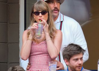 Travis Kelce ‘očito voli’ Taylor Swift dok se sve više priča o zarukama uoči zajedničkog obiteljskog Božića