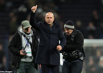 Trener Liverpoola Arne Slot odbija se zanositi pričama o naslovu u Premier ligi dok otkriva želju za 2025. koja uključuje Mohameda Salaha, Virgila van Dijka i Trenta Alexander-Arnolda