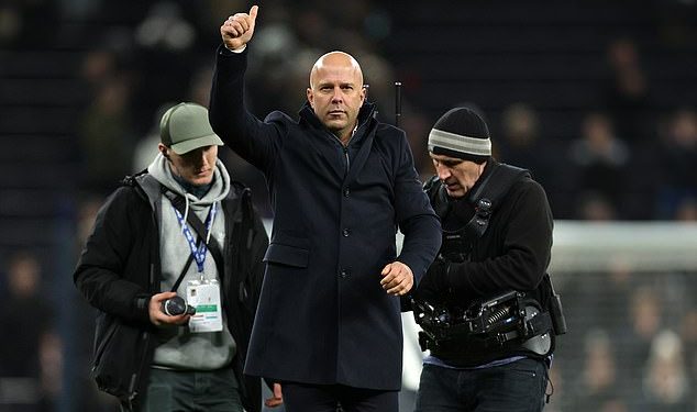 Trener Liverpoola Arne Slot odbija se zanositi pričama o naslovu u Premier ligi dok otkriva želju za 2025. koja uključuje Mohameda Salaha, Virgila van Dijka i Trenta Alexander-Arnolda