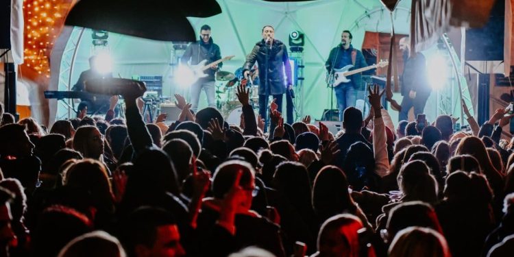 Trogir je žarište glazbenih hitova: Hari Mata Hari privukao tisuće obožavatelja na Zimsku Adventuru