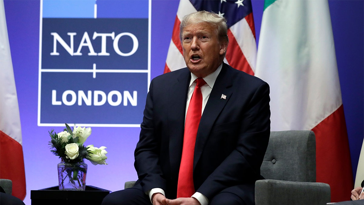 Predsjednik Donald Trump govori dok se sastaje s talijanskim premijerom Giuseppeom Conteom tijekom summita NATO-a u The Groveu, u srijedu, 4. prosinca 2019., u Watfordu, Engleska. 