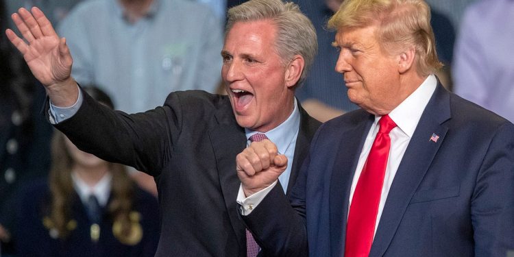 Trump optužuje bivšeg predsjednika parlamenta Kevina McCarthyja za ‘jednu od najglupljih političkih odluka donesenih u godinama’