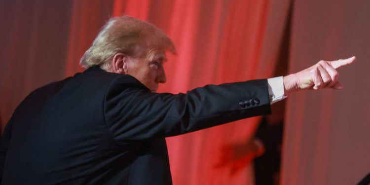 Trump prijeti Hamasu da će ‘pakleno platiti’ — RT World News