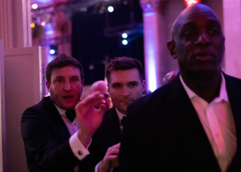 Trumpov savjetnik Alex Bruesewitz kolabirao je na pozornici tijekom govora na gala svečanosti Mladih republikanaca