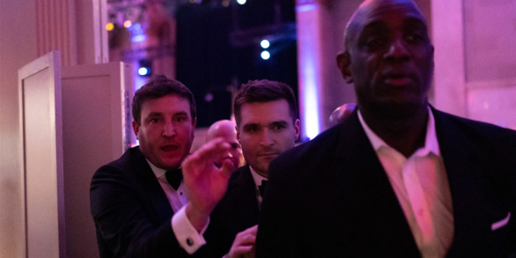 Trumpov savjetnik Alex Bruesewitz kolabirao je na pozornici tijekom govora na gala svečanosti Mladih republikanaca