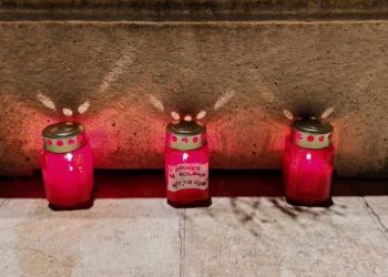 Tuga na mjestu jedne od najvećih tragedija u hrvatskoj povijesti: Kolege se prisjetile svojih prijatelja, zapalili su im svijeće