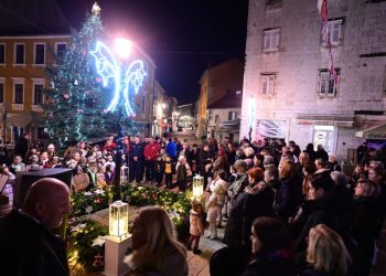 U Sinju upaljena treća adventska svijeća. Radionice privukle brojnu djecu
