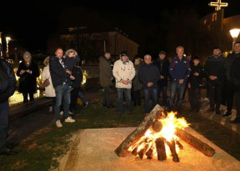 U Solinu se večeras zapalili badnjaci. Sjećate li se tog divnog hrvatskog običaja?