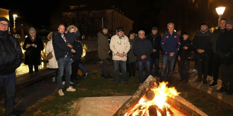 U Solinu se večeras zapalili badnjaci. Sjećate li se tog divnog hrvatskog običaja?