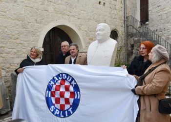 U Trogiru otkrivena bista Vinku Coci: “U tom kamenu kuca plemenito srce za svih nas”