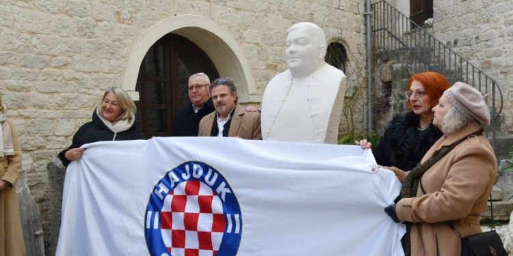 U Trogiru otkrivena bista Vinku Coci: “U tom kamenu kuca plemenito srce za svih nas”