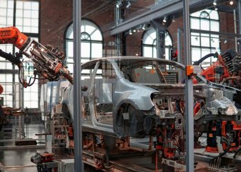 U hrvatskim tvrtkama instalirano 12 puta manje robota nego u slovenskim. Zašto?