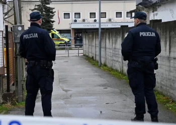 U napadu nožem u hrvatskoj školi 7-godišnjak je ubijen, 6 ljudi je ranjeno, priopćila je policija