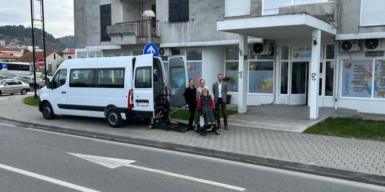 Udruga Leptirić donacijom Luke Ploče dobila kombi