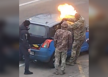 Ukrajinski lovci na novake pune auto zapaljivim plinom (VIDEO) — RT Rusija i bivši Sovjetski Savez