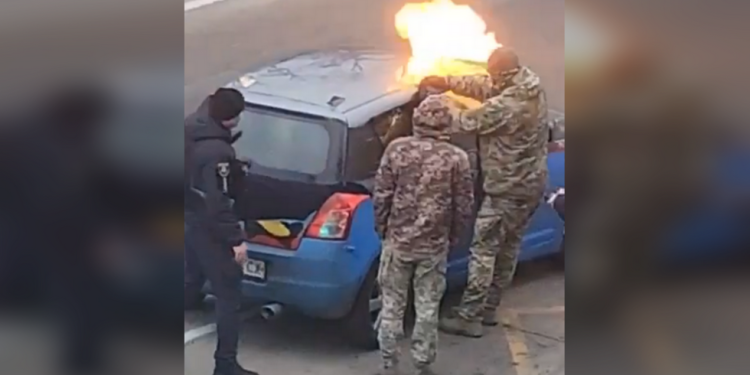 Ukrajinski lovci na novake pune auto zapaljivim plinom (VIDEO) — RT Rusija i bivši Sovjetski Savez