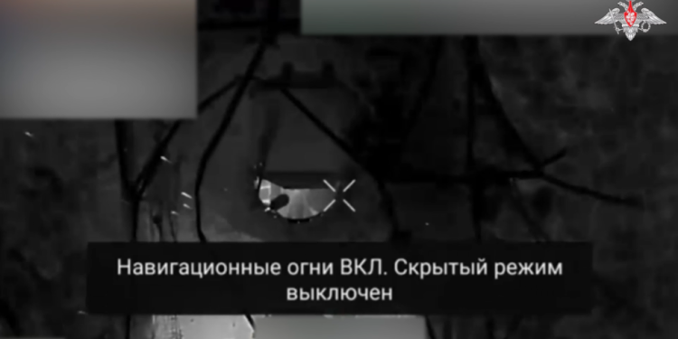 Ukrajinski transporter uništen dronom bombarderom u trik napadu (MOD VIDEO) — RT Rusija i bivši Sovjetski Savez